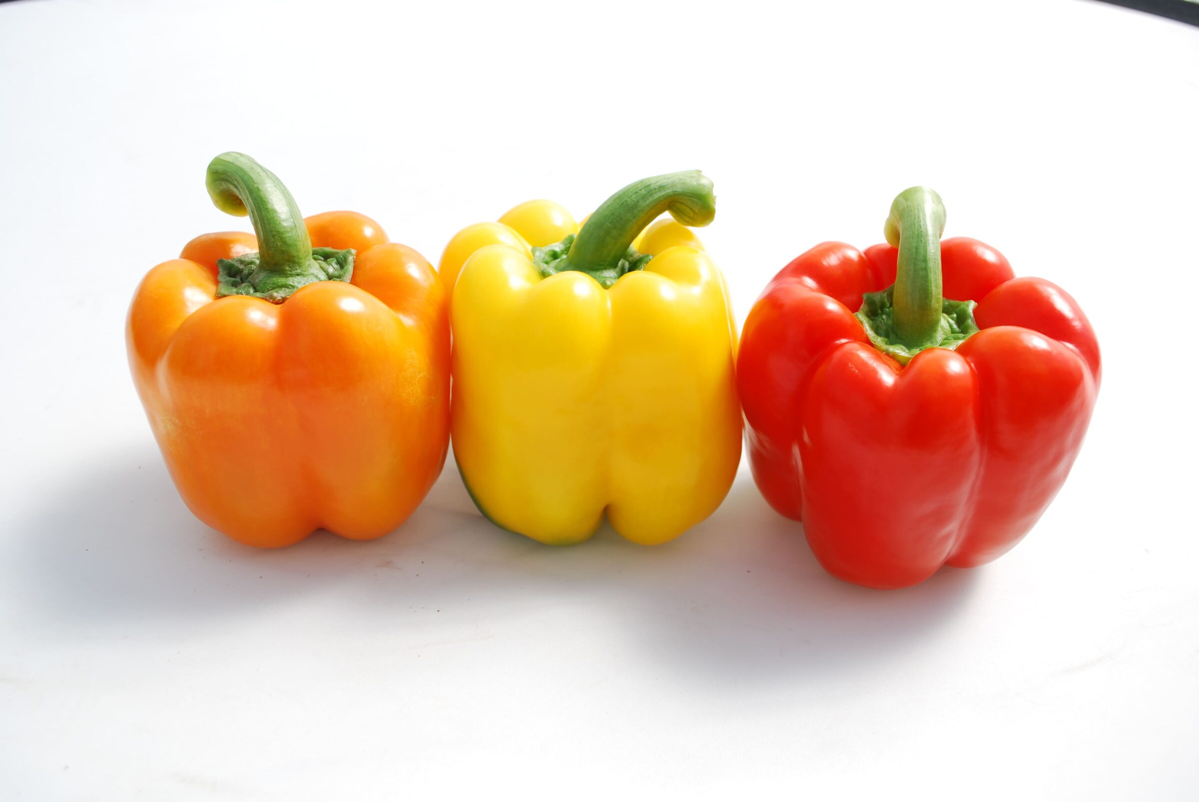 赤・黄色・オレンジのパプリカ